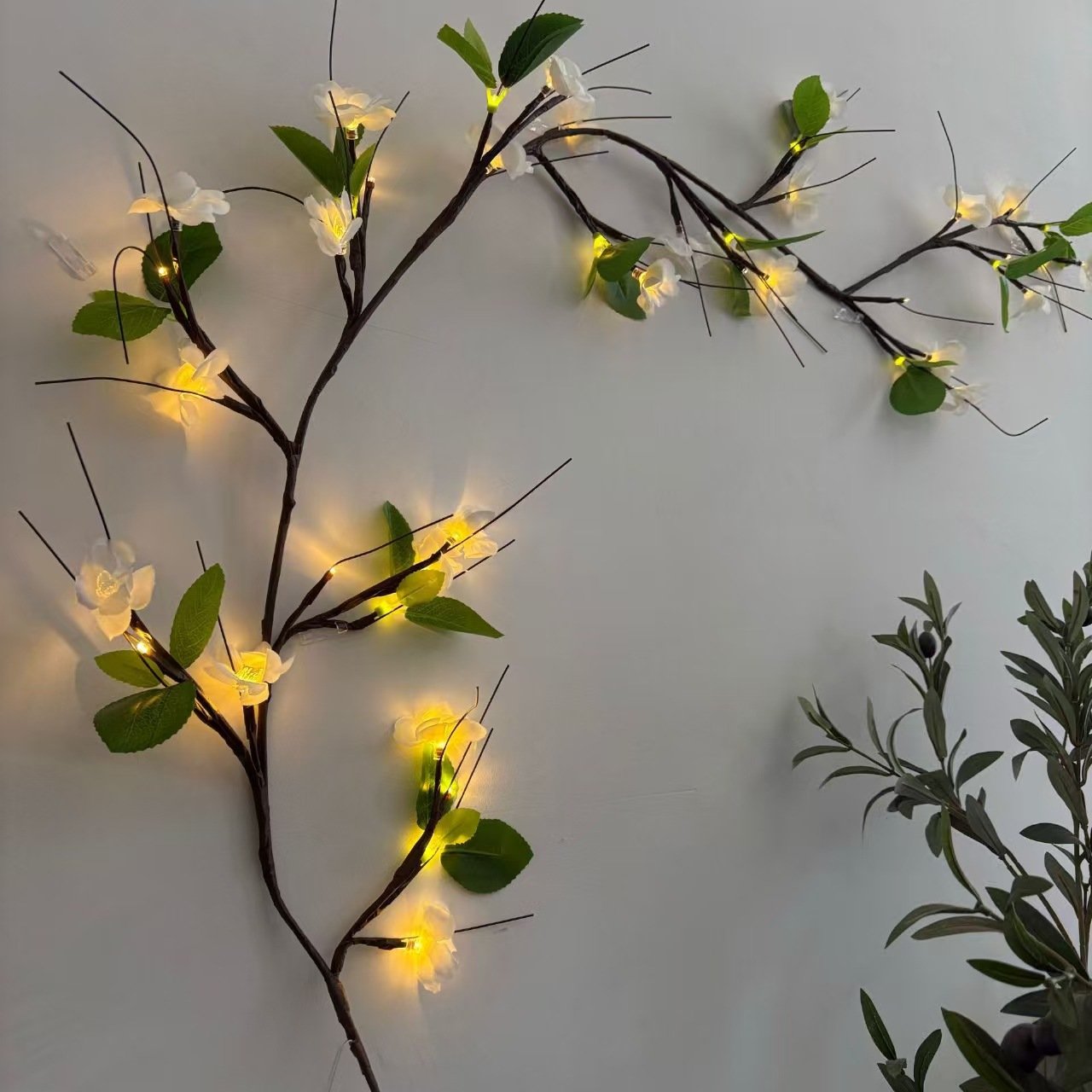 Magie ist da! 🌹 144 LED-Rosenbaumlichter